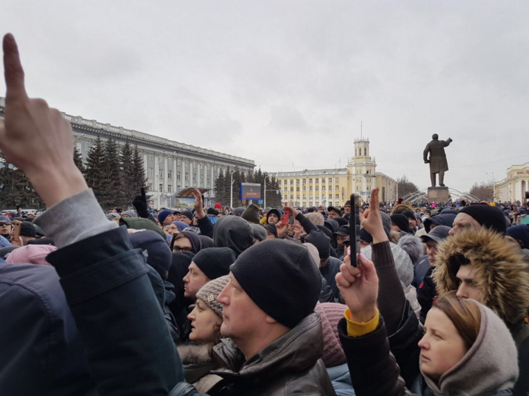 Люди показывают на митинге, сколько у них погибло родственников