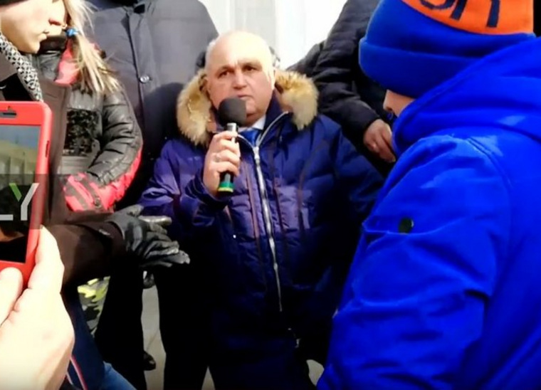 Сергей Цивилев не побоялся прийти на стихийный митинг