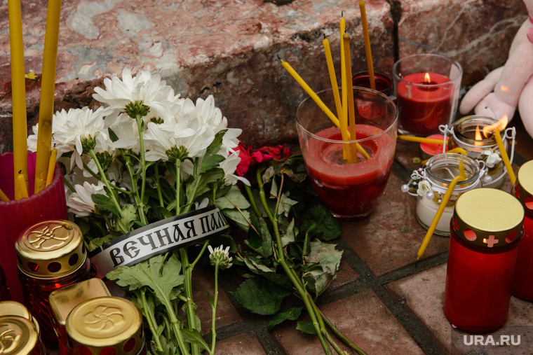 Акция памяти погибших при пожаре в Кемерове в ТЦ "Зимняя вишня". Екатеринбург, свечи, траур, траурные мероприятия, вечная память, цветы, акция памяти