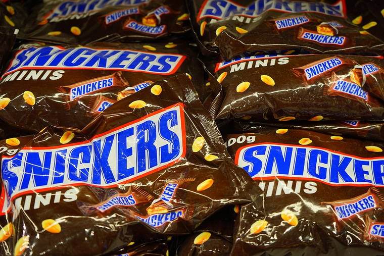 Шоколадный батончик Snickers является самым популярным десертом среди российских военных