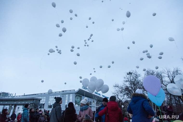 Акция памяти погибших при пожаре в Кемерове в ТЦ "Зимняя вишня". Тюмень, шары, акция памяти