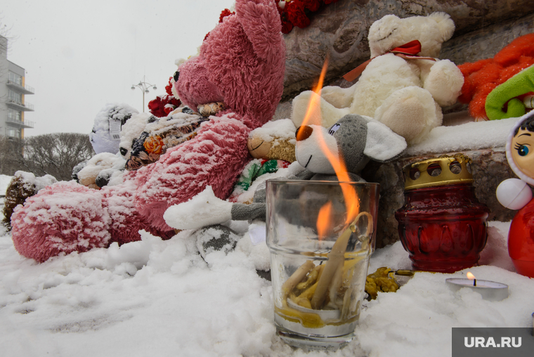 Акция памяти погибших при пожаре в Кемерове в ТЦ "Зимняя вишня". Екатеринбург, акция памяти, свеча, детские игрушки