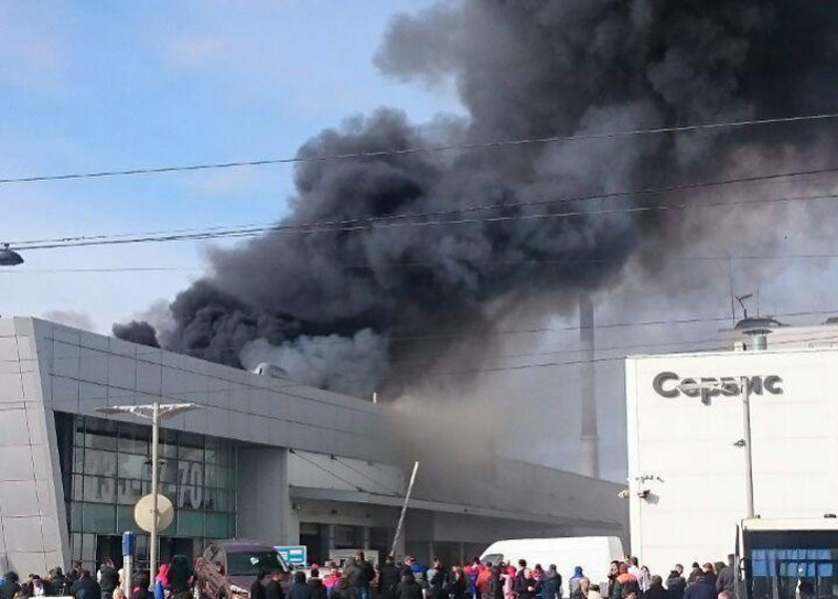 Пожар пытаются потушить 25 машин и больше 100 сотрудников МЧС