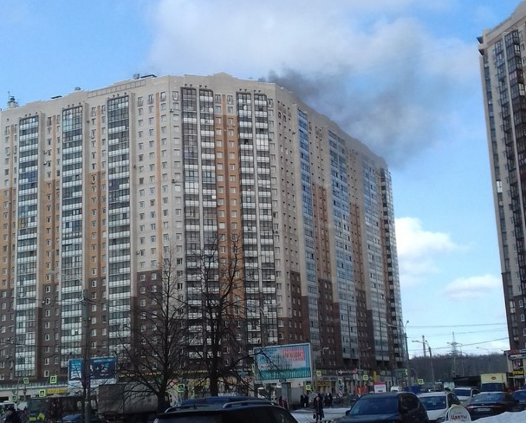 Из жилого дома в Петербурге валит дым