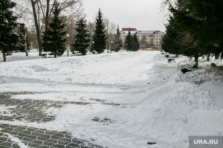 Городской сад. Курган, снег на тротуаре, городской сад, парк, нечищенная дорога