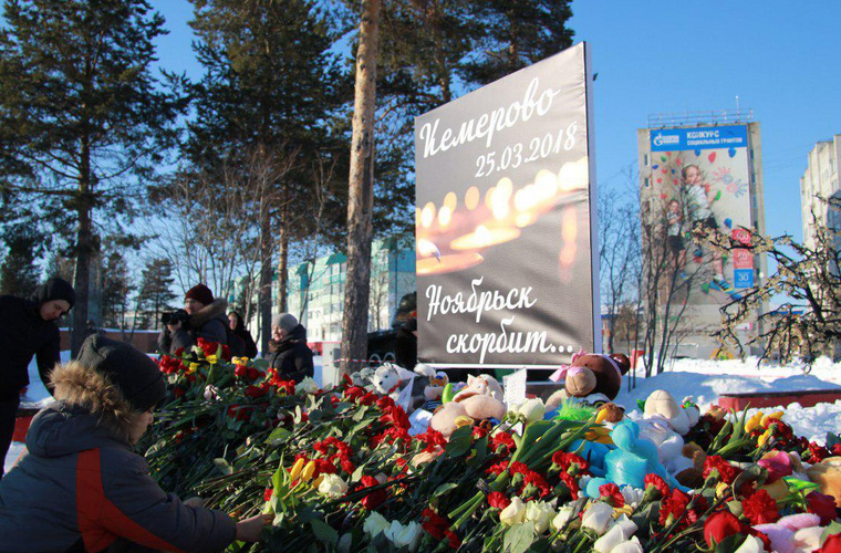 Цветы к импровизированному монументу в Ноябрьске несли три дня