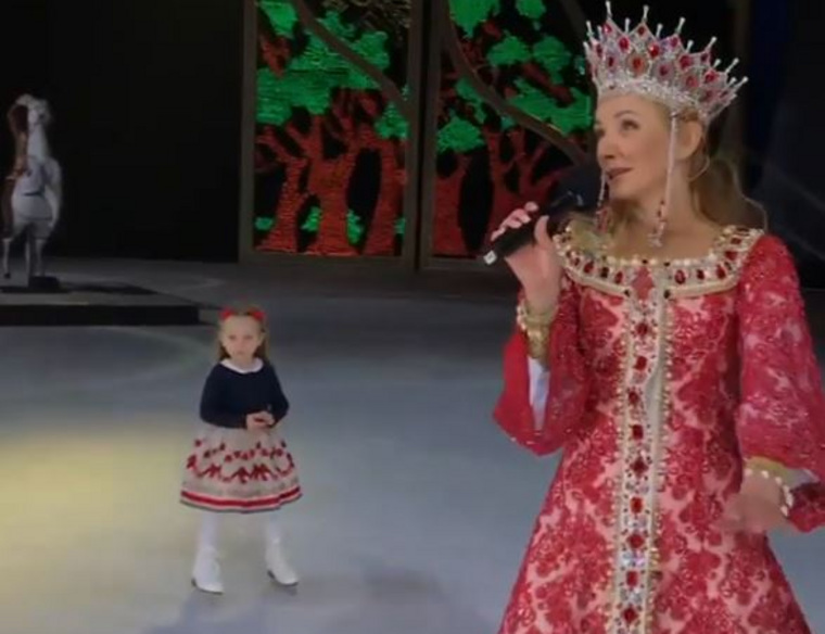 Татьяна Навка вывела дочь на лед после представления