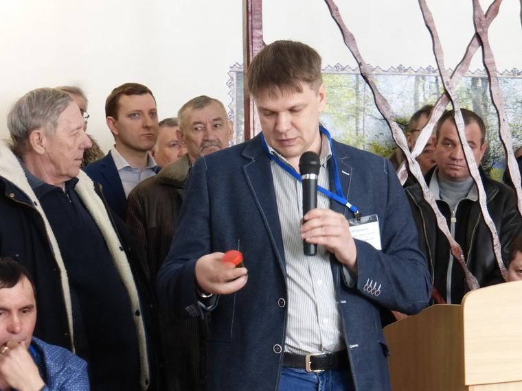 Директор АО «Далур» Николай Попонин показал рабочие растворы