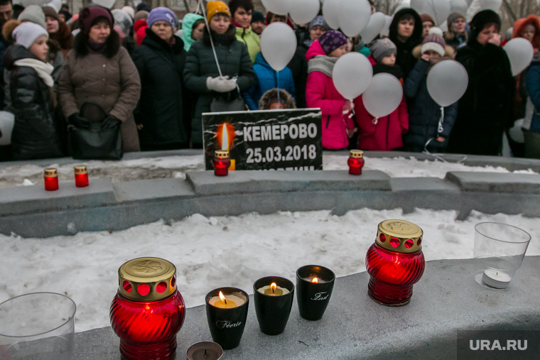  Акция "Час тишины" в память о погибших в торгово-развлекательном центре Кемерова. Курган , свечи, кемерово, акция памяти, лампадки