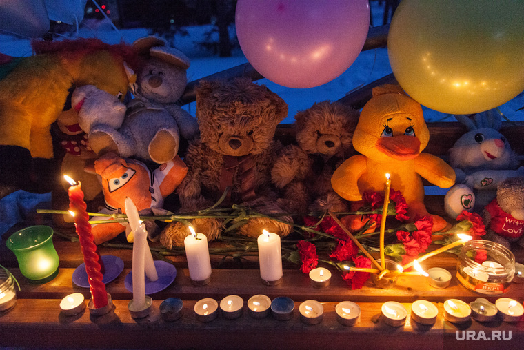 Акция памяти погибших при пожаре в Кемерове в ТЦ "Зимняя вишня". Тюмень, свечи, мягкие игрушки, шары, траур, акция памяти