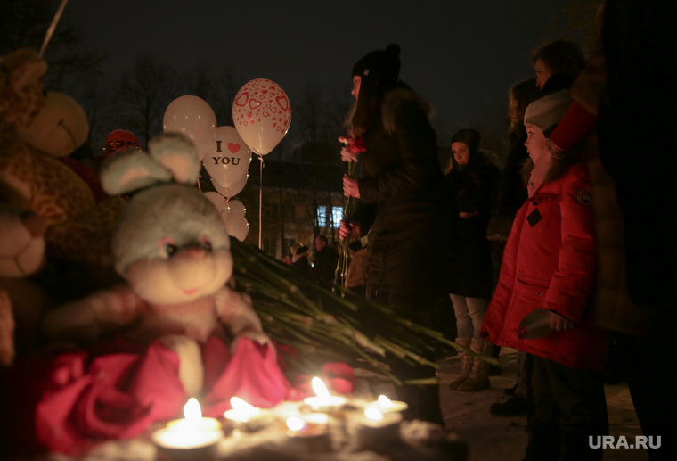 Акция памяти погибших при пожаре в Кемерове в ТЦ "Зимняя вишня". Пермь. , ребенок, акция памяти, детские игрушки, игрушка