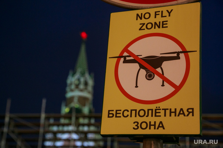 Знак "Бесполетная зона" на Красной площади. Москва, спасская башня, кремль, знак бесполетная зона, дрон