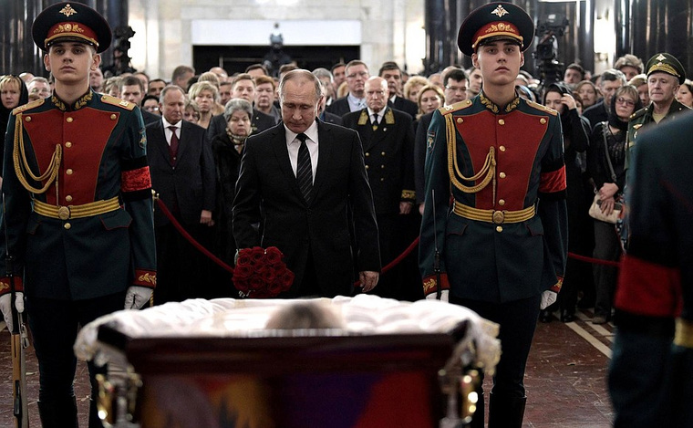 Путин на церемонии прощания с Андреем Карловым
