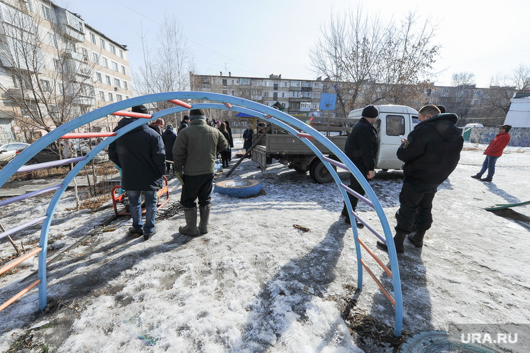Противостояние жителей дома на Каслинской 17, защищающих детскую площадку, и застройщика. Челябинск, детская площадка
