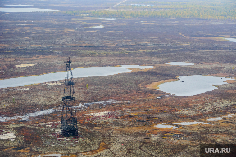 Природа Ямало-Ненецкого автономного округа, север, тундра, арктика, добыча нефти, озеро, водоем, нефтяная вышка, ямал, природа ямала, природные ресурсы, вид сверху, осень, экология, с квадрокоптера