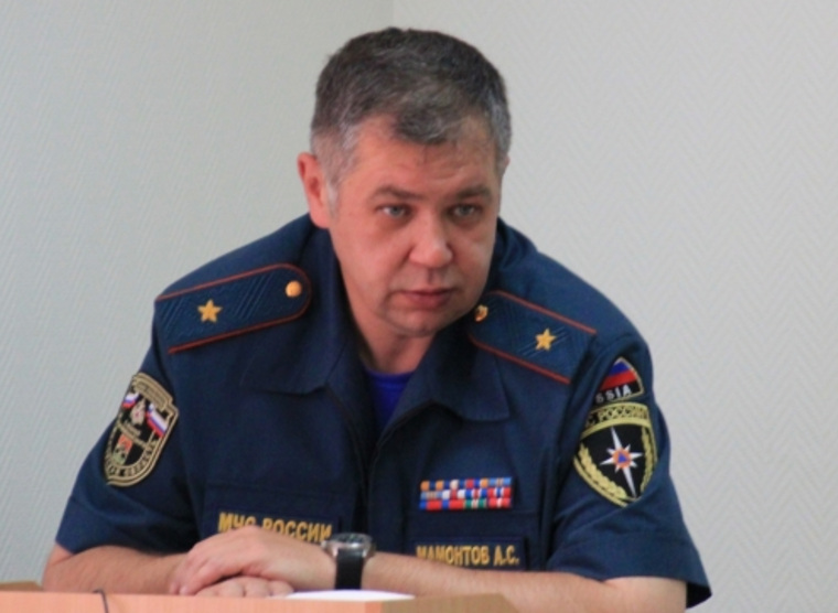 Генерал-полковник «не видит» пришедших к нему силовиков