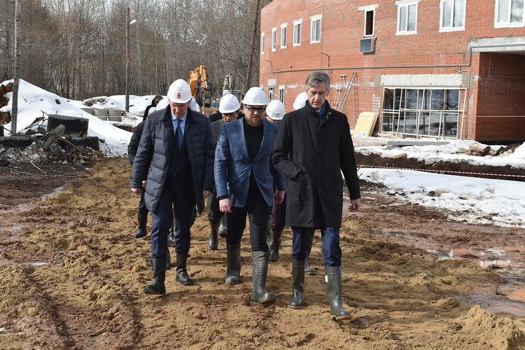 Максим Решетников и представитель РЖД посмотрели на строительство нового зоопарка
