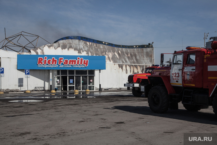 Последствия пожара в гипермаркете детских товаров "RichFamily". Тюмень, пожарная машина, последствия пожара, сгоревшее здание, гипермаркет детских товаров