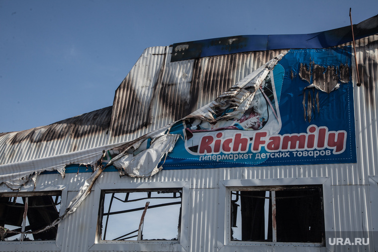 Крупнейший магазин игрушек в Тюмени сгорел дотла