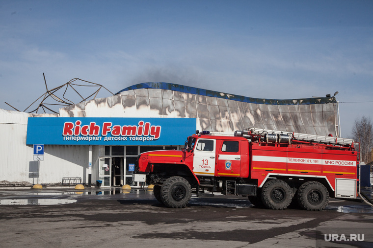Последствия пожара в гипермаркете детских товаров "RichFamily". Тюмень, пожарная машина, последствия пожара, сгоревшее здание, рич фэмили, rich family, гипермаркет, гипермаркет детских товаров