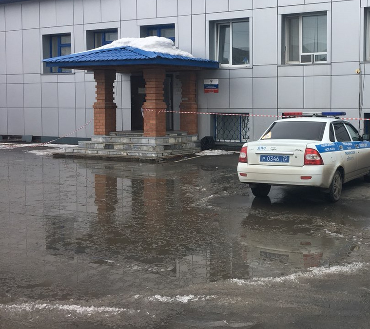 Лужа не позволяет пройти без специальной обуви к крыльцу ГИБДД