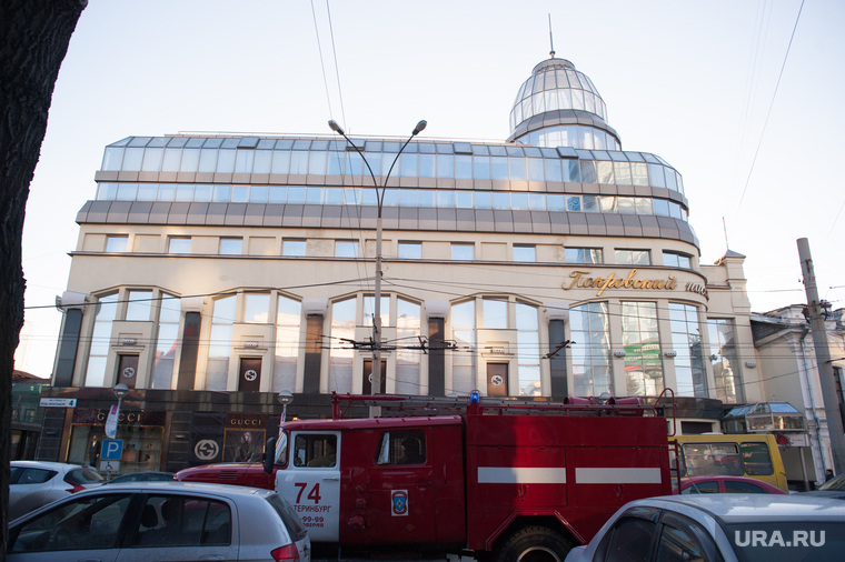 Пожарные машины у Покровского пассажа. Екатеринбург