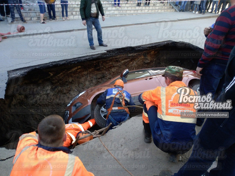 Автомобиль рухнул в провал железобетонного коллектора