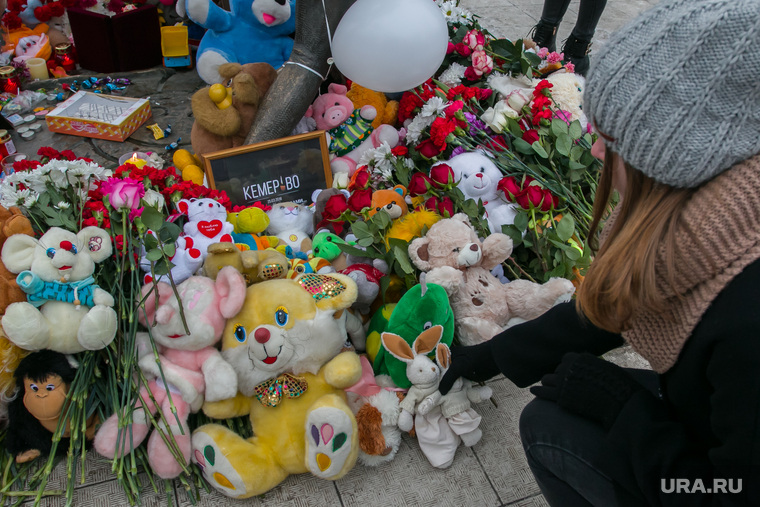  Акция "Час тишины" в память о погибших в торгово-развлекательном центре Кемерова. Курган , акция памяти, мягкие игрушки