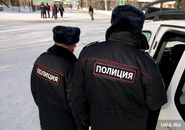 Митинг против сокращения врачей и закрытия отделений в районной больнице. Село Уинское. Пермский край
