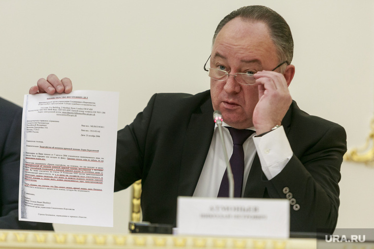 Советник генпрокурора Николай Атмоньев демонстрирует журналистам документы по делу получения Борисом Березовским убежища в в 2003 году
