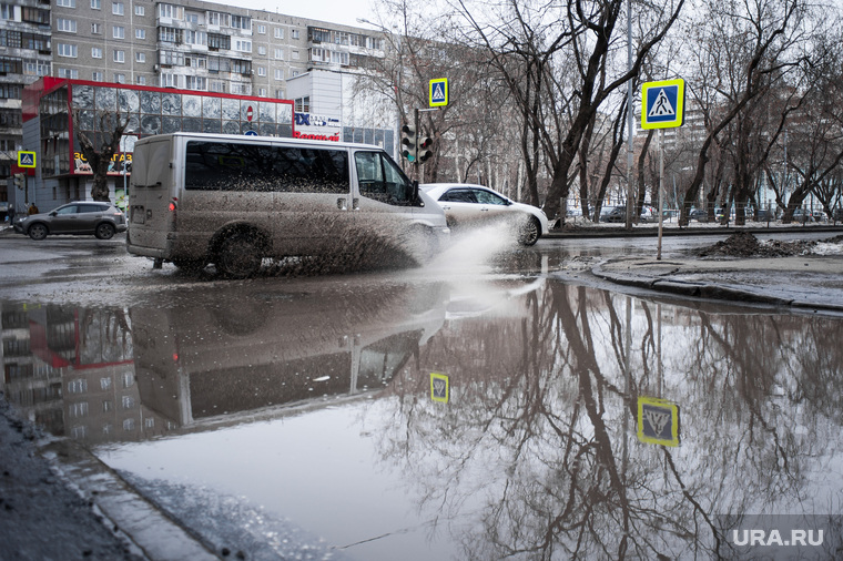 Лужа на Кировградской испугает своими размерами любого пешехода