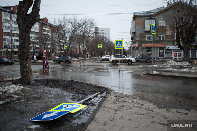 После зимы на Кировградской начали падать дорожные знаки