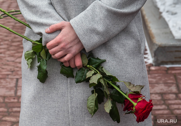 Акция памяти погибших при пожаре в Кемерове в ТЦ "Зимняя вишня". Екатеринбург, розы, траур, гвоздики, цветы