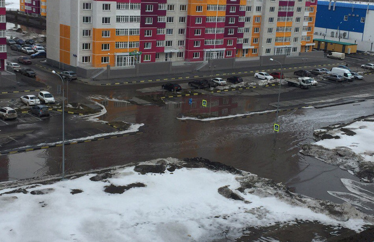 Лужи растягиваются на несколько метров, пешеходам приходится менять маршруты