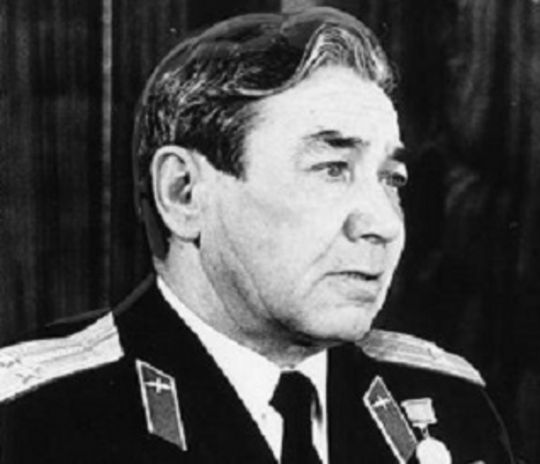 За 24 года власти ни разу не помогли в ремонте памятника и уходе за могилой героя