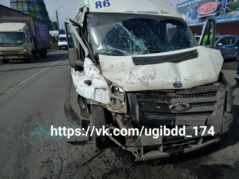 У автобуса разбита вся передняя часть