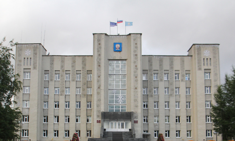 Серый фасад здания городской администрации Ноябрьска скрывает аппаратные интриги
