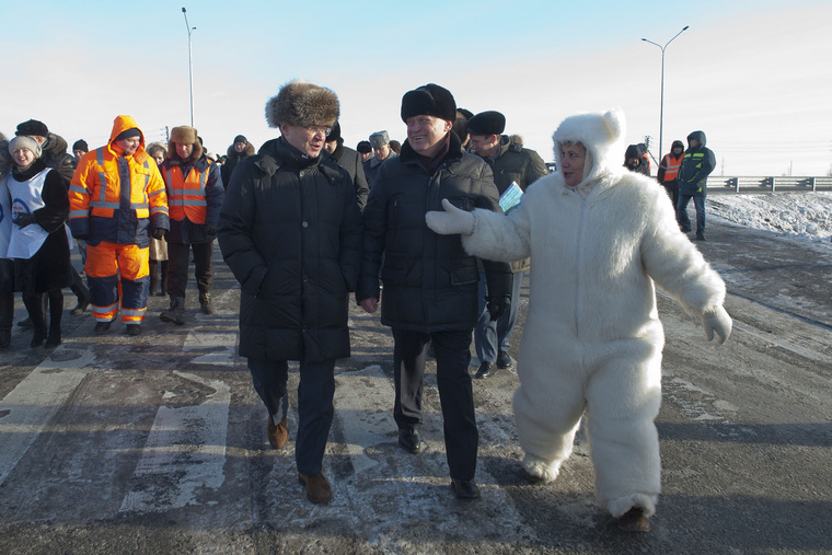 Альбина Селезнева шокировала коллег, явившись на публичное мероприятие с губернатором в костюме белого медведя