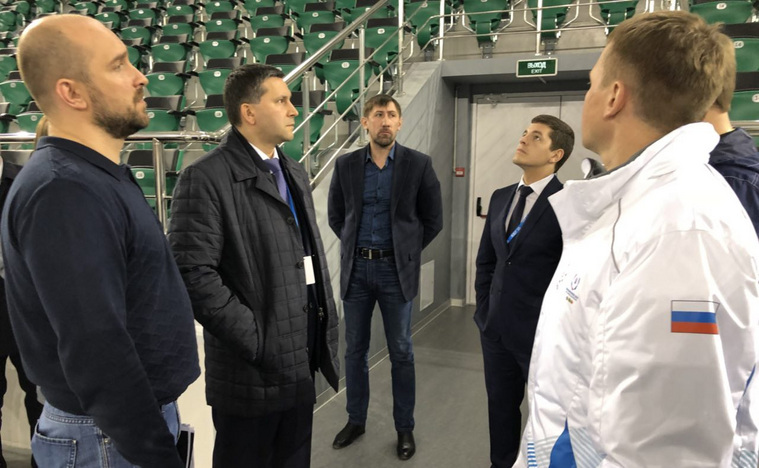 Дмитрий Кобылкин и замгубернатора по экономразвитию Дмитрий Артюхов осматривают «Платинум Арену» в Красноярске