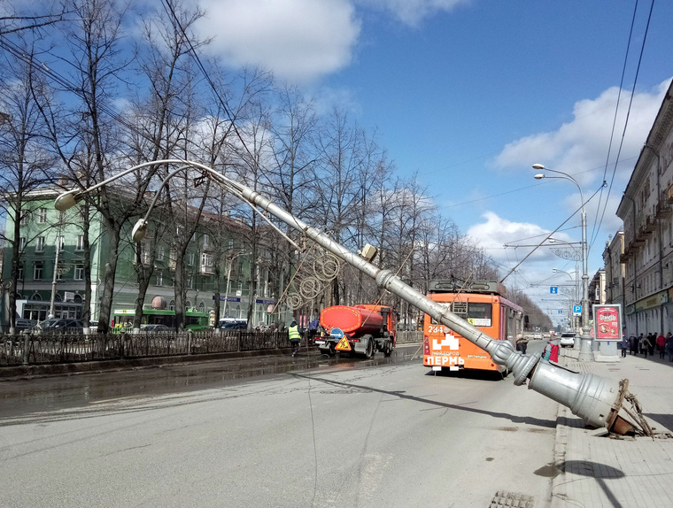 Троллейбус от удара спасли электропровода