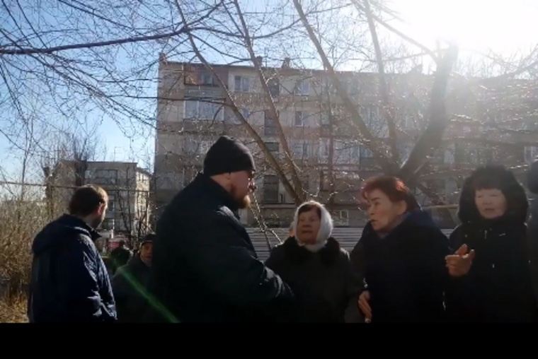 Противники многоэтажки в Челябинске выстроились в живой щит против 60 охранников. 