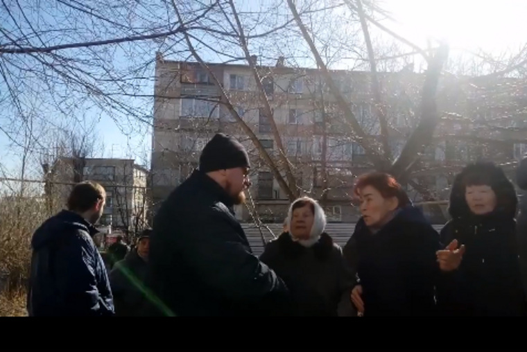 Жильцы дома третий раз отразили атаку строителей