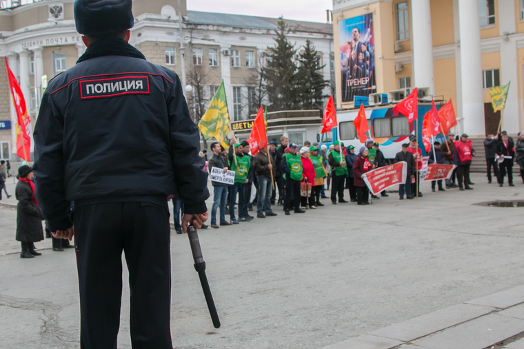 Митинг против строительства мусороперерабатывающего предприятия. Курган, полицейский, дубинка