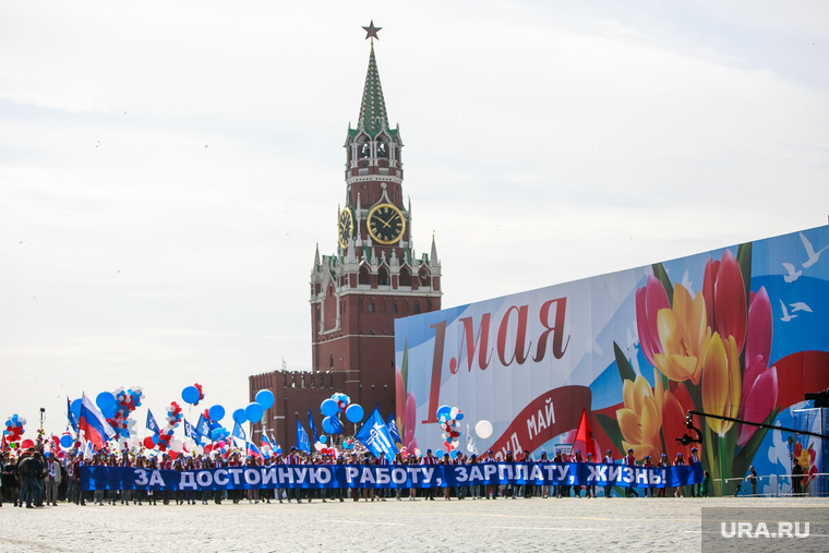 Первомайская демонстрация профсоюзов на Красной площади. Москва, спасская башня, первомай, демонстранты, красная площадь