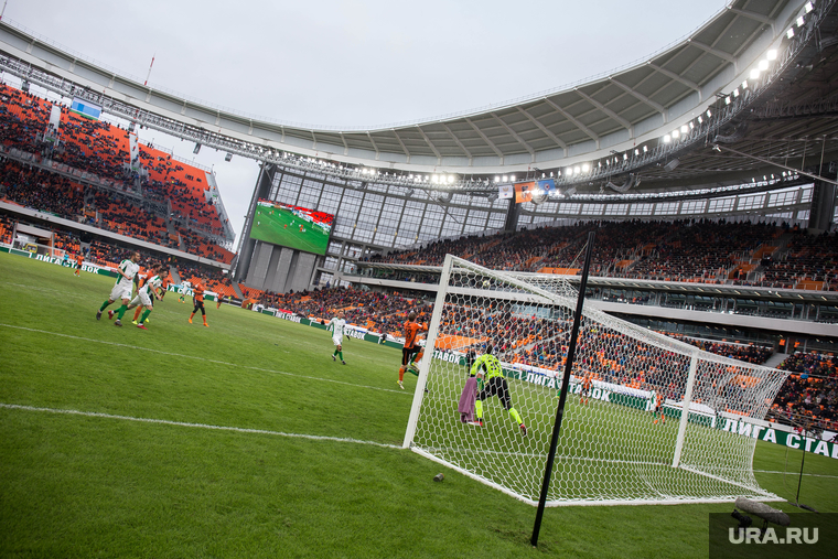 Вокруг первого матча на стадионе «Екатеринбург Арена», футбол, футбольное поле, футбольные ворота, екатеринбург арена
