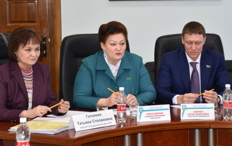 Председатель городской думы Урая Галина Александрова (в центре) оставила жену вице-мэра без премии