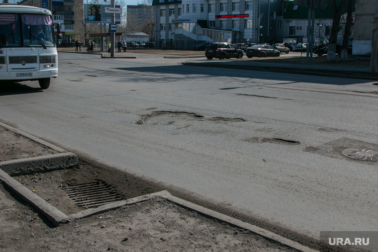 Дорогу ремонтировал подрядчик из Челябинской области в 2017 году. Через полгода верхний слой асфальта выкрошился, обнажив сетку