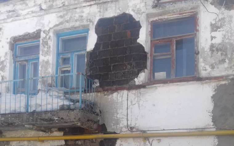 Стена обрушилась после закрытия подъездной двери