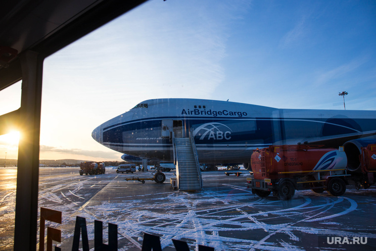 Прибытие рейса из Амстердама в Кольцово с цветами на борту. Екатеринбург, боинг 747