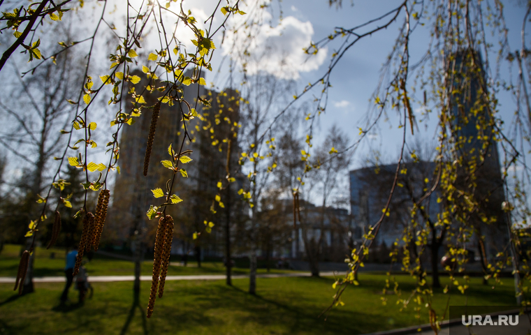 Весна в Екатеринбурге, октябрьская площадь, весна